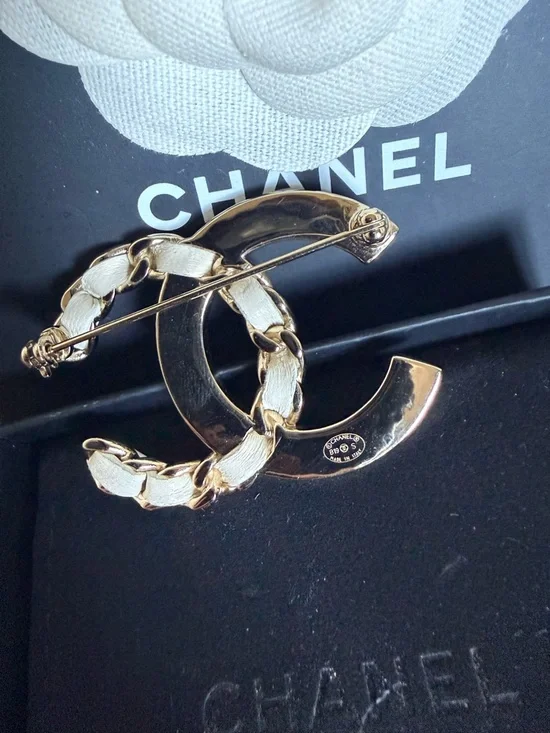 CHANEL Gold Interlocking CC Brooch with Chain Detail - Picture 3 of 4